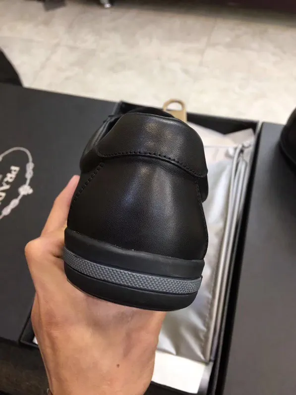 Factory price: 400💰Prada spring and summer men's genuine leather sports shoes, the highest version on the market, any comparison is welcome🆚! The original leather has excellent texture and is super high-end! Fetal sheep lining imported from Italy, removable pad! Luxurious materials and fine workmanship, highly recommended! Code number: 38-44, customized 45